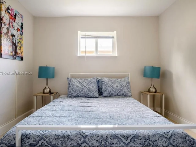 716 NE 7th St, Hallandale Beach FL 33009