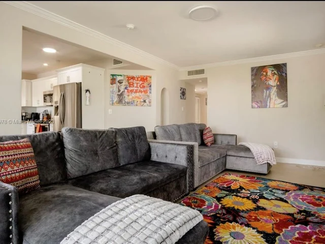 716 NE 7th St, Hallandale Beach FL 33009