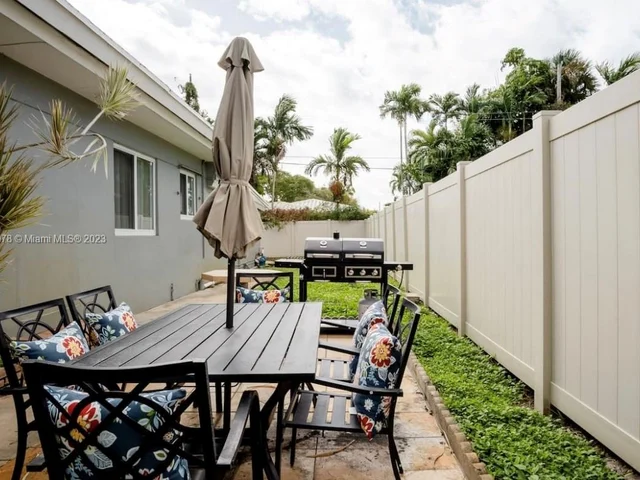 716 NE 7th St, Hallandale Beach FL 33009