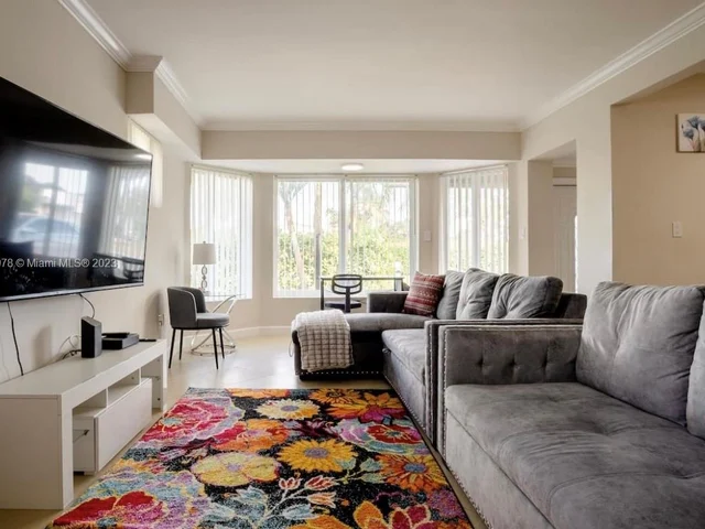 716 NE 7th St, Hallandale Beach FL 33009