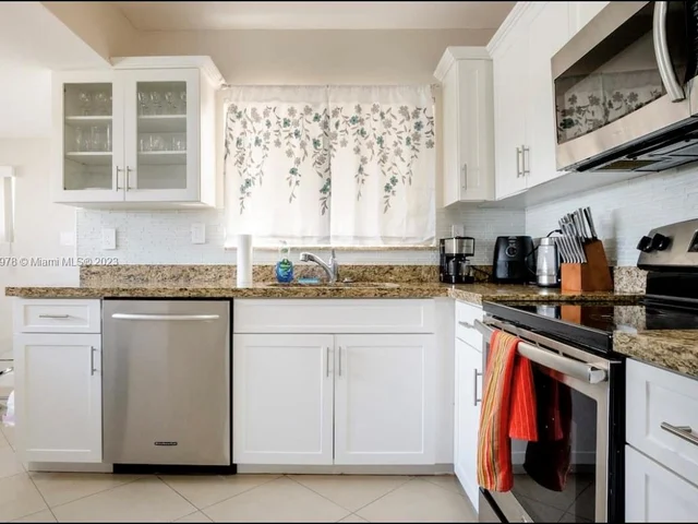 716 NE 7th St, Hallandale Beach FL 33009