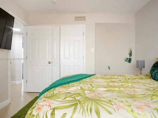 716 NE 7th St, Hallandale Beach FL 33009