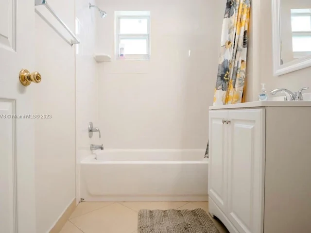 716 NE 7th St, Hallandale Beach FL 33009