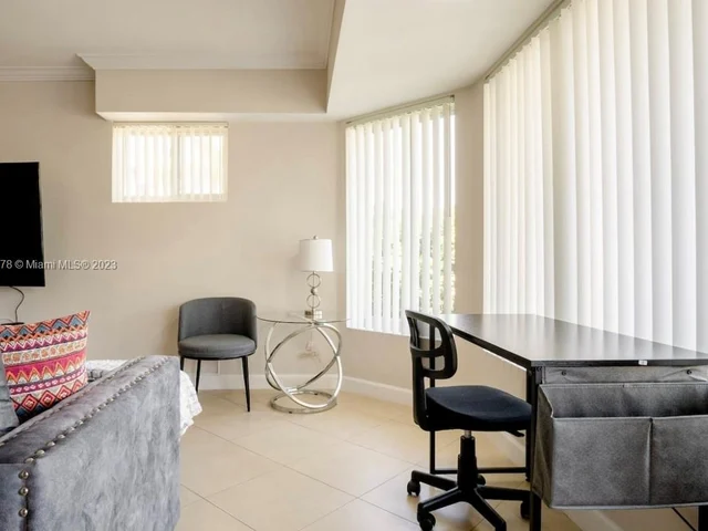 716 NE 7th St, Hallandale Beach FL 33009