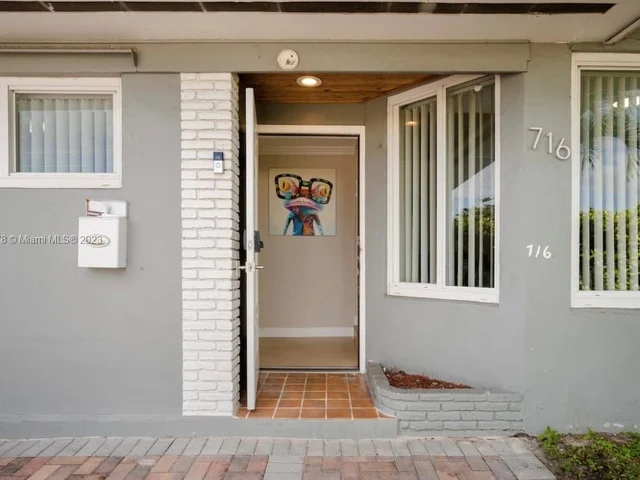 716 NE 7th St, Hallandale Beach FL 33009