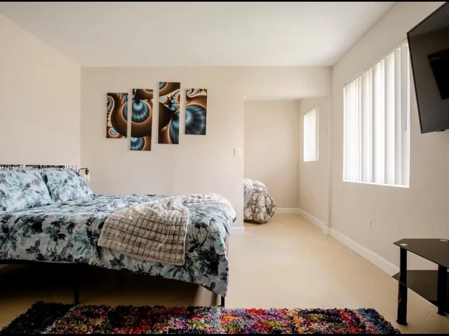 716 NE 7th St, Hallandale Beach FL 33009