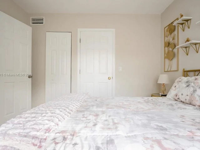 716 NE 7th St, Hallandale Beach FL 33009