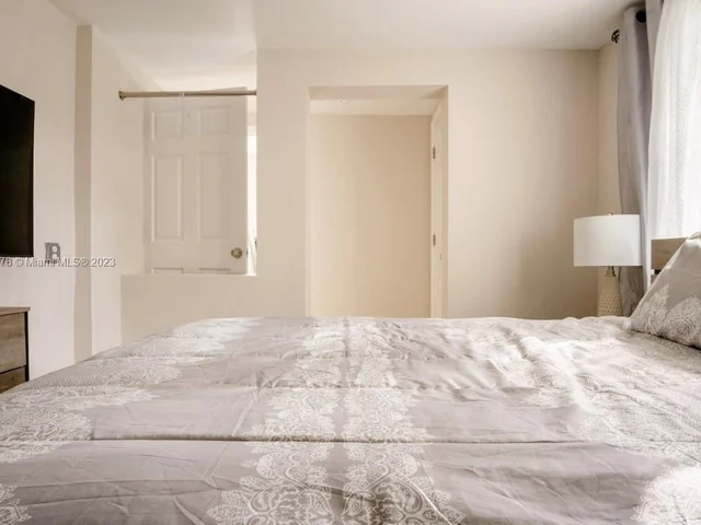 716 NE 7th St, Hallandale Beach FL 33009