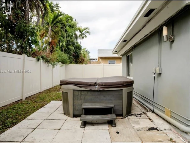 716 NE 7th St, Hallandale Beach FL 33009