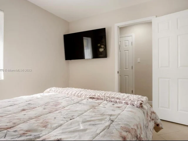 716 NE 7th St, Hallandale Beach FL 33009