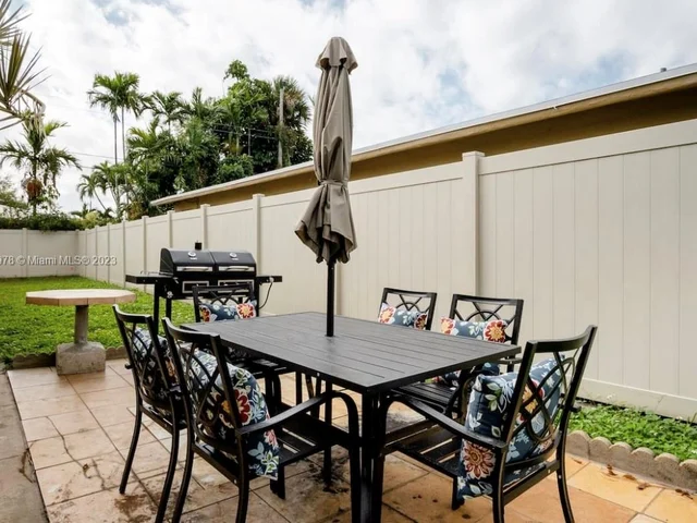 716 NE 7th St, Hallandale Beach FL 33009