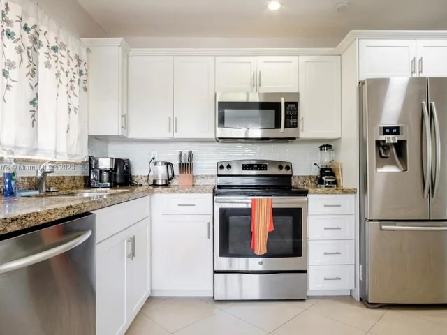 716 NE 7th St, Hallandale Beach FL 33009