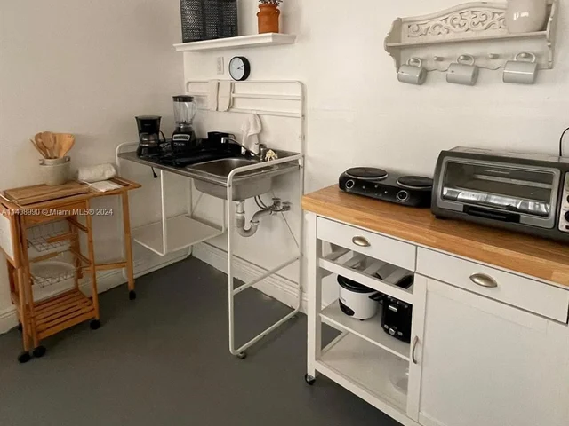 652 NE 77th St # 1, Miami FL 33138