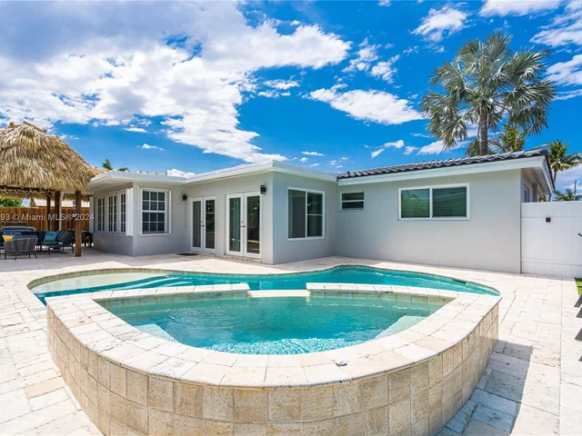 922 SE 15th Ct, Deerfield Beach FL 33441