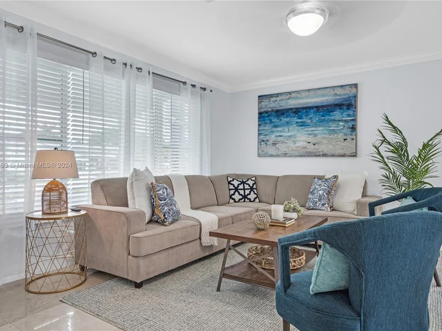 922 SE 15th Ct, Deerfield Beach FL 33441