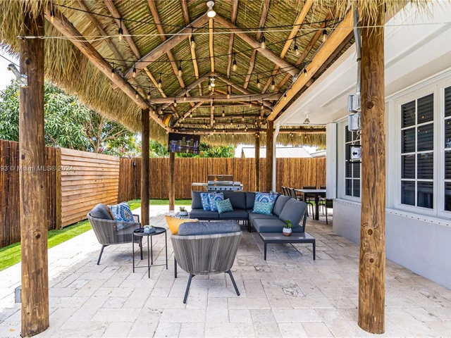 922 SE 15th Ct, Deerfield Beach FL 33441