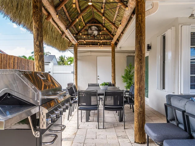 922 SE 15th Ct, Deerfield Beach FL 33441