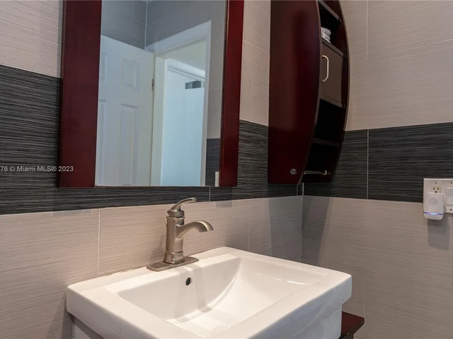 19015 NE 18th Ave, Miami FL 33179