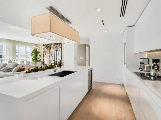 102 24th St # 1706, Miami Beach FL 33139