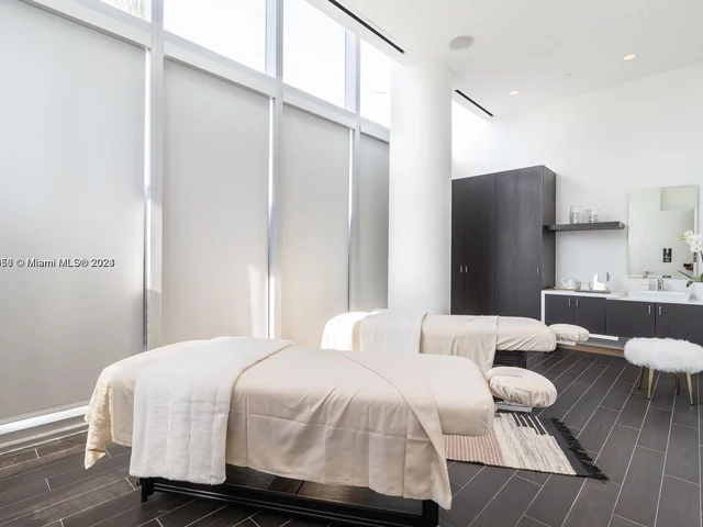 851 NE 1st Ave # 4007, Miami FL 33132