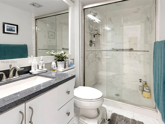 3731 N Country Club Dr, Aventura FL 33180