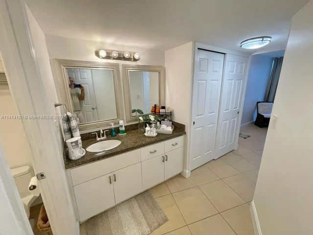 3401 N Country Club Dr # 108, Aventura FL 33180