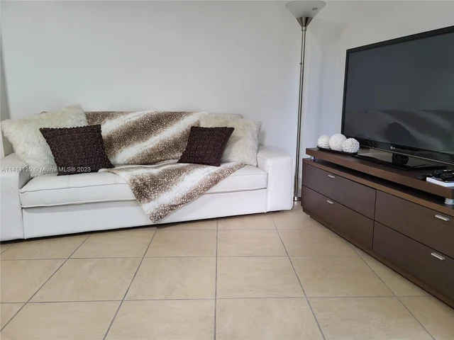 3401 N Country Club Dr # 108, Aventura FL 33180