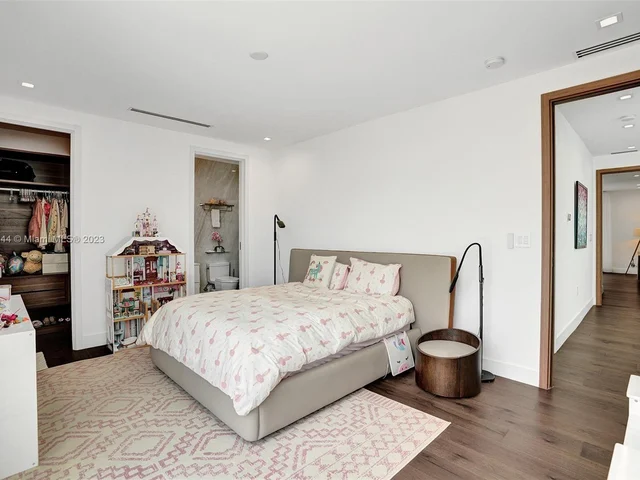 201 Buttonwood Dr, Key Biscayne FL 33149