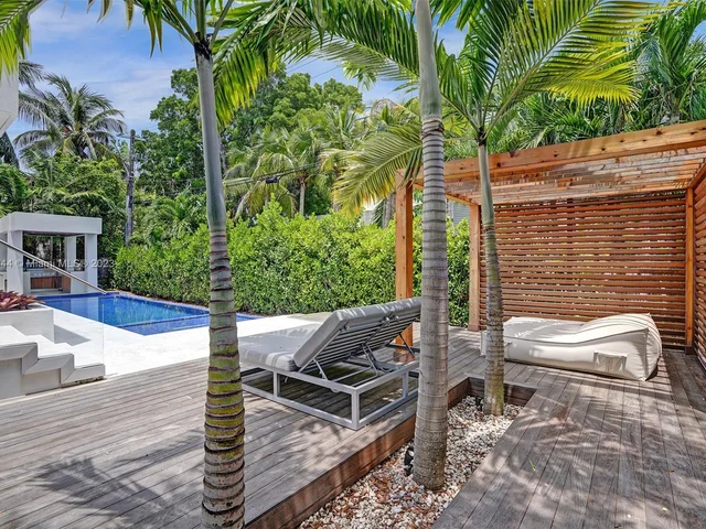 201 Buttonwood Dr, Key Biscayne FL 33149