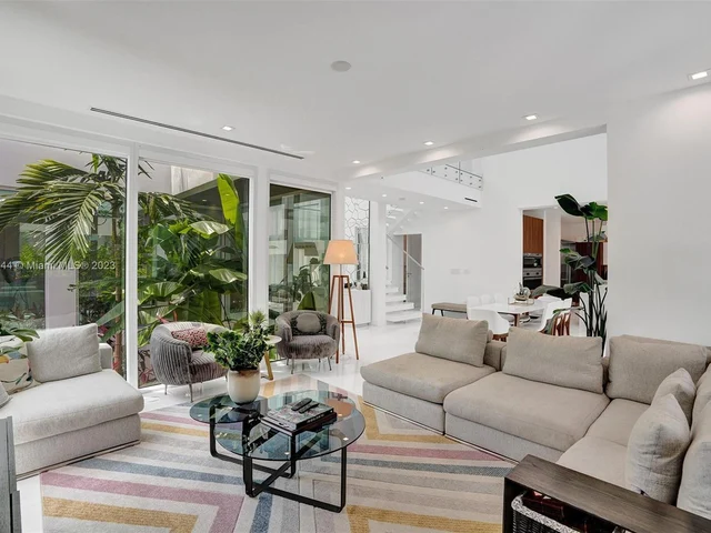 201 Buttonwood Dr, Key Biscayne FL 33149