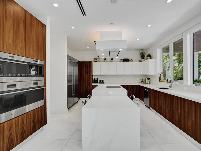 201 Buttonwood Dr, Key Biscayne FL 33149