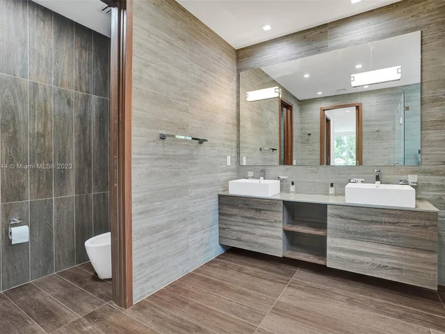 201 Buttonwood Dr, Key Biscayne FL 33149