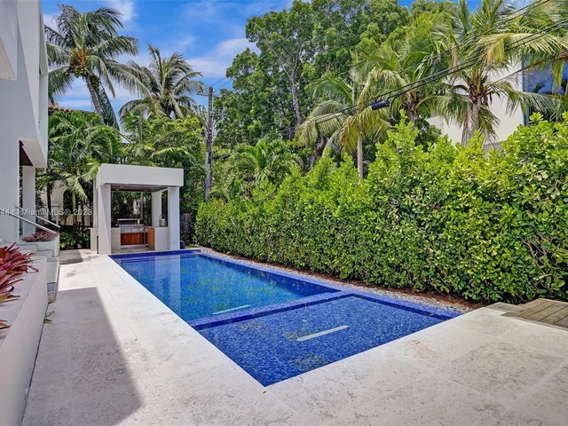 201 Buttonwood Dr, Key Biscayne FL 33149