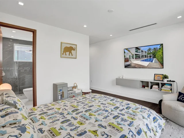 201 Buttonwood Dr, Key Biscayne FL 33149