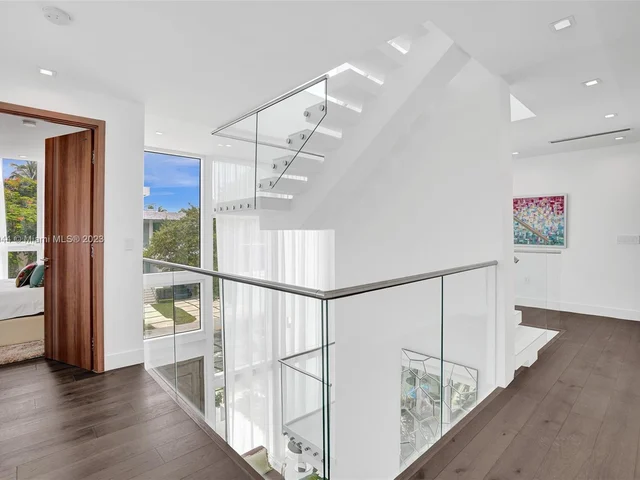 201 Buttonwood Dr, Key Biscayne FL 33149