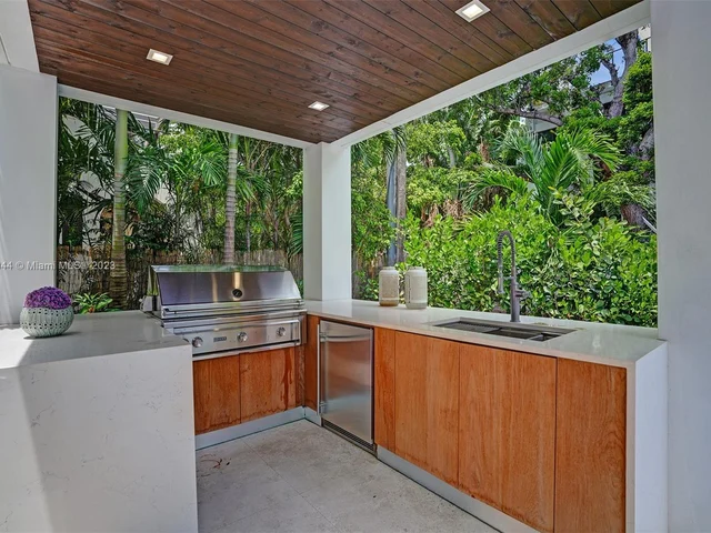 201 Buttonwood Dr, Key Biscayne FL 33149