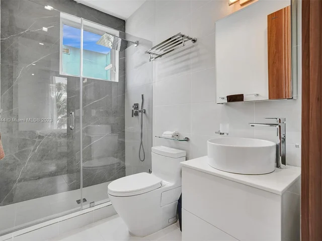 201 Buttonwood Dr, Key Biscayne FL 33149