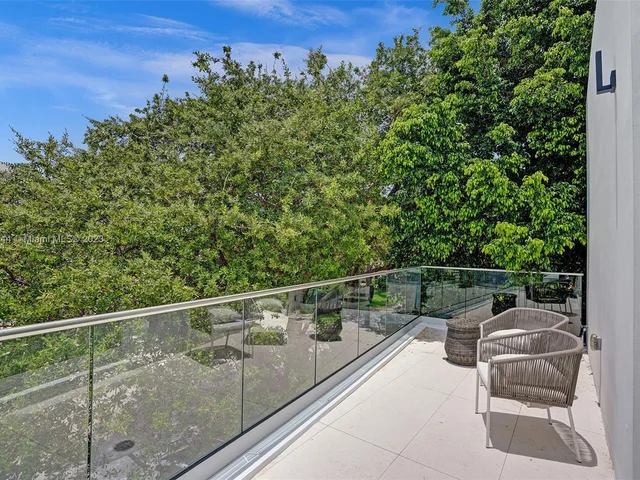 201 Buttonwood Dr, Key Biscayne FL 33149