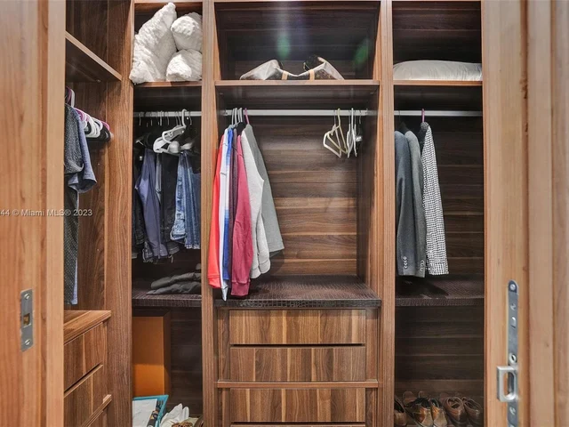 201 Buttonwood Dr, Key Biscayne FL 33149