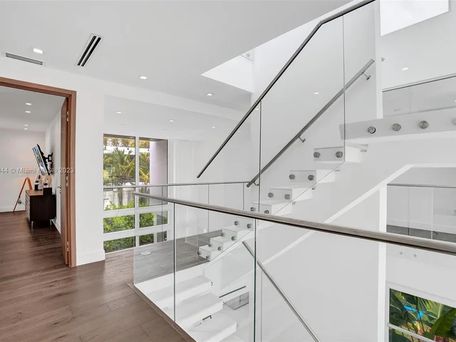 201 Buttonwood Dr, Key Biscayne FL 33149