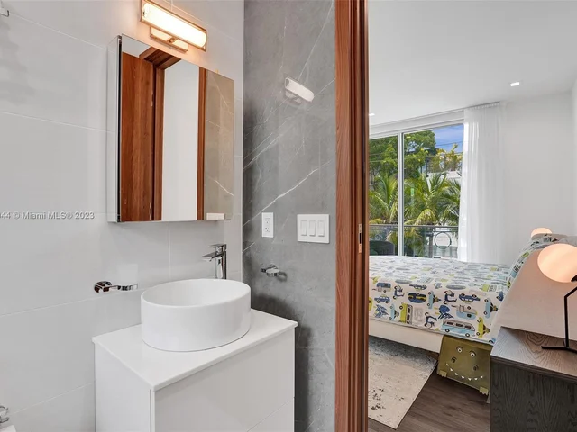 201 Buttonwood Dr, Key Biscayne FL 33149