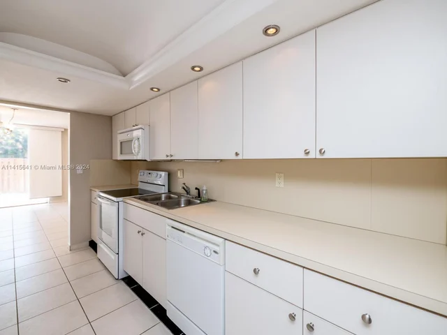 2304 NE 7th St # 27, Hallandale Beach FL 33009