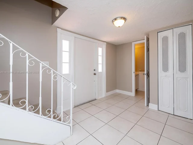 2304 NE 7th St # 27, Hallandale Beach FL 33009