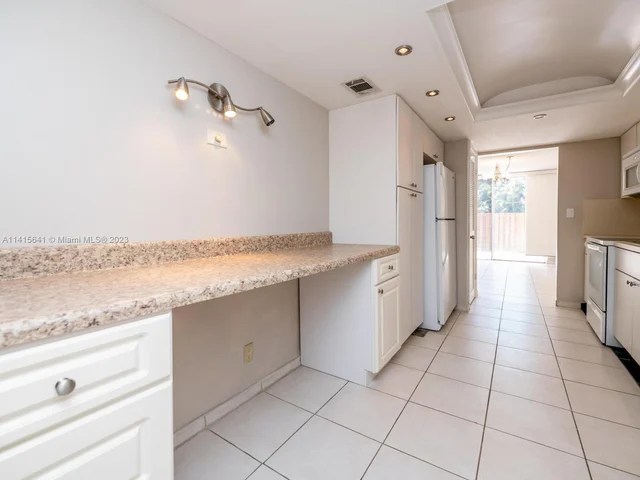 2304 NE 7th St # 27, Hallandale Beach FL 33009