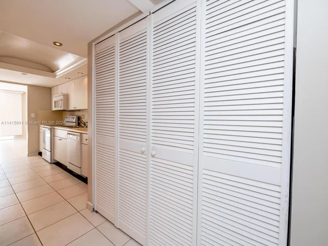 2304 NE 7th St # 27, Hallandale Beach FL 33009