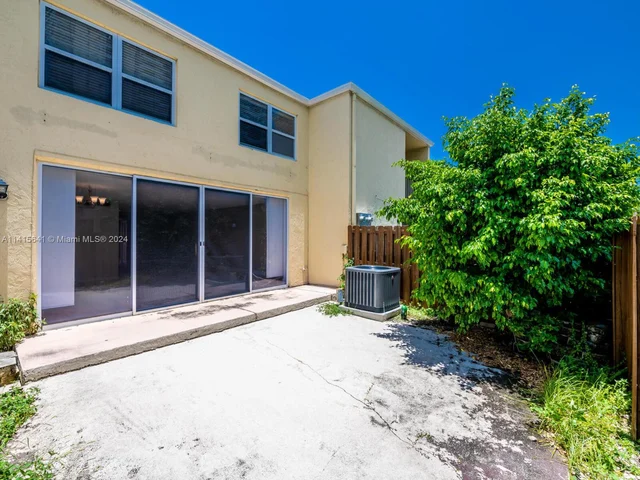 2304 NE 7th St # 27, Hallandale Beach FL 33009