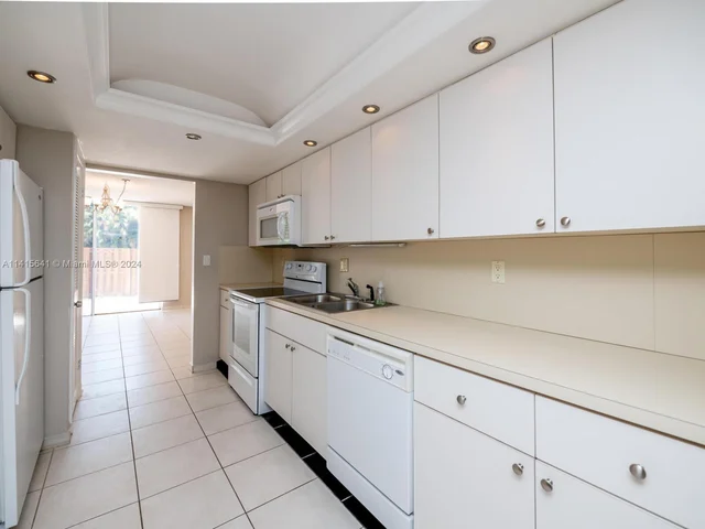 2304 NE 7th St # 27, Hallandale Beach FL 33009