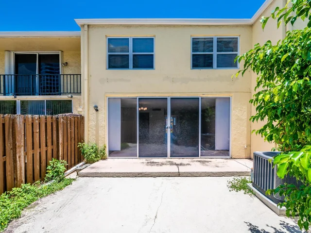 2304 NE 7th St # 27, Hallandale Beach FL 33009