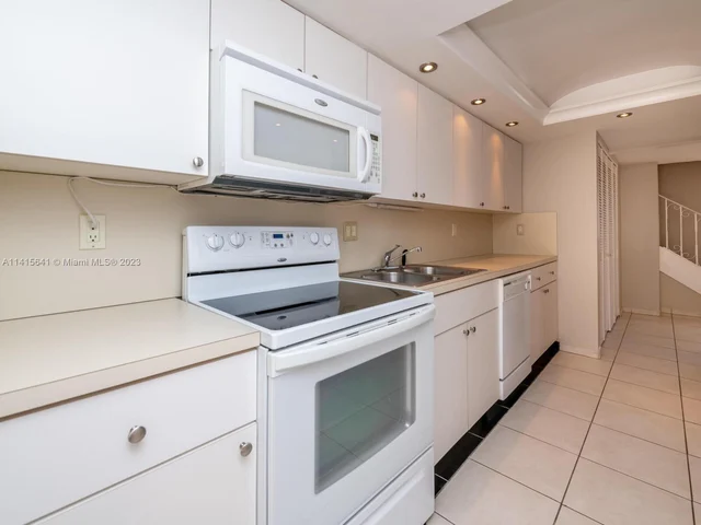 2304 NE 7th St # 27, Hallandale Beach FL 33009