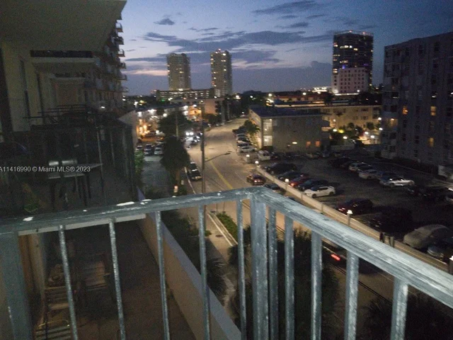 427 Golden Isles Dr # 5H, Hallandale Beach FL 33009